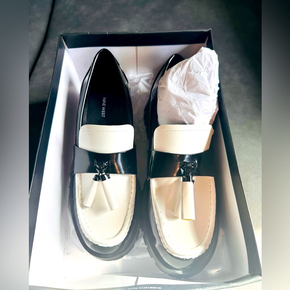 Nine West Loafers. NWT. So chic wth denim and wide pants. Size 8.5.Original bx. - Picture 5 of 8